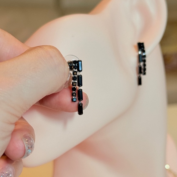 Elegant Black Crystal Earrings - Picture 5 of 8